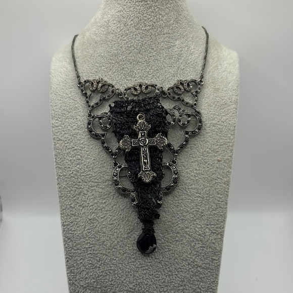 Vintage Guess Black Filigree Cross Medieval Style Chainmail Necklace 12-15” - Picture 1 of 4